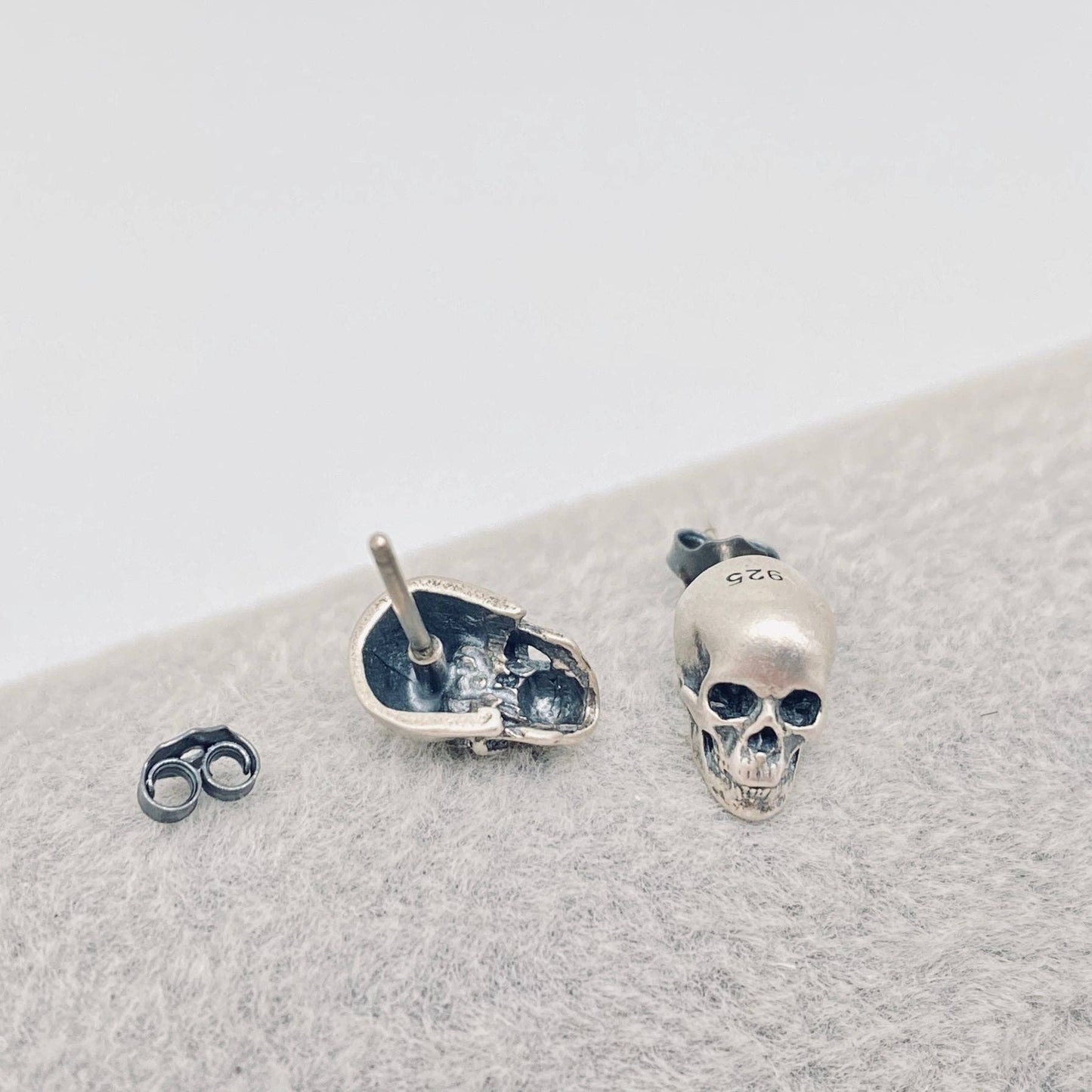 S925 Sterling Silver Gothic Skull Stud Earrings: 1 pair