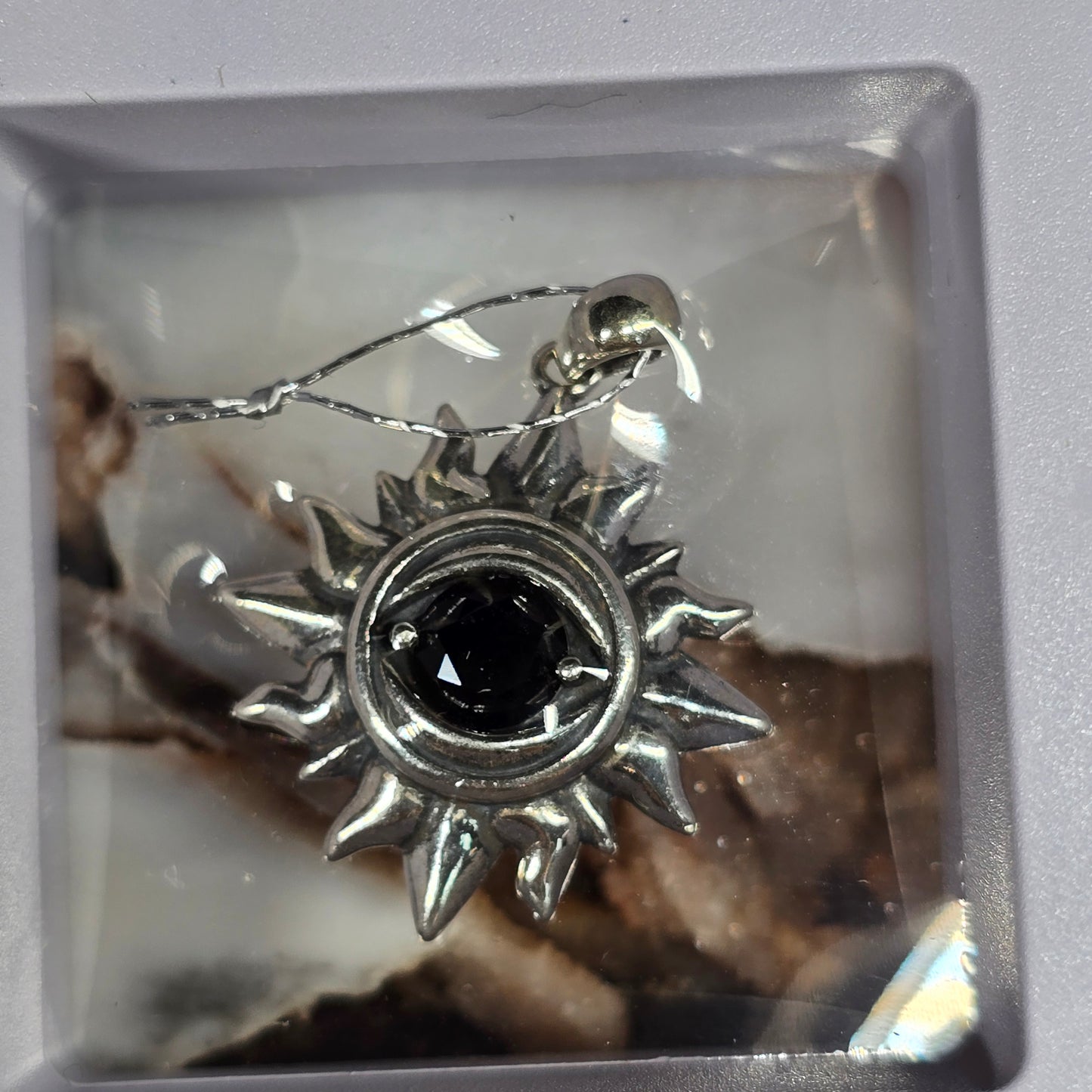 Sigdy Black Spinel Sun Charm